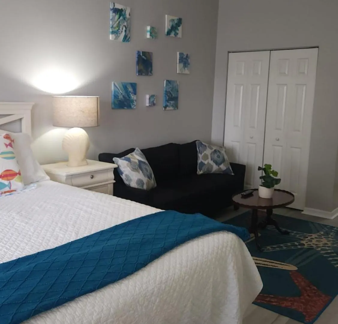 Queen Bed With Sitting Area At Img Bradenton 0*,