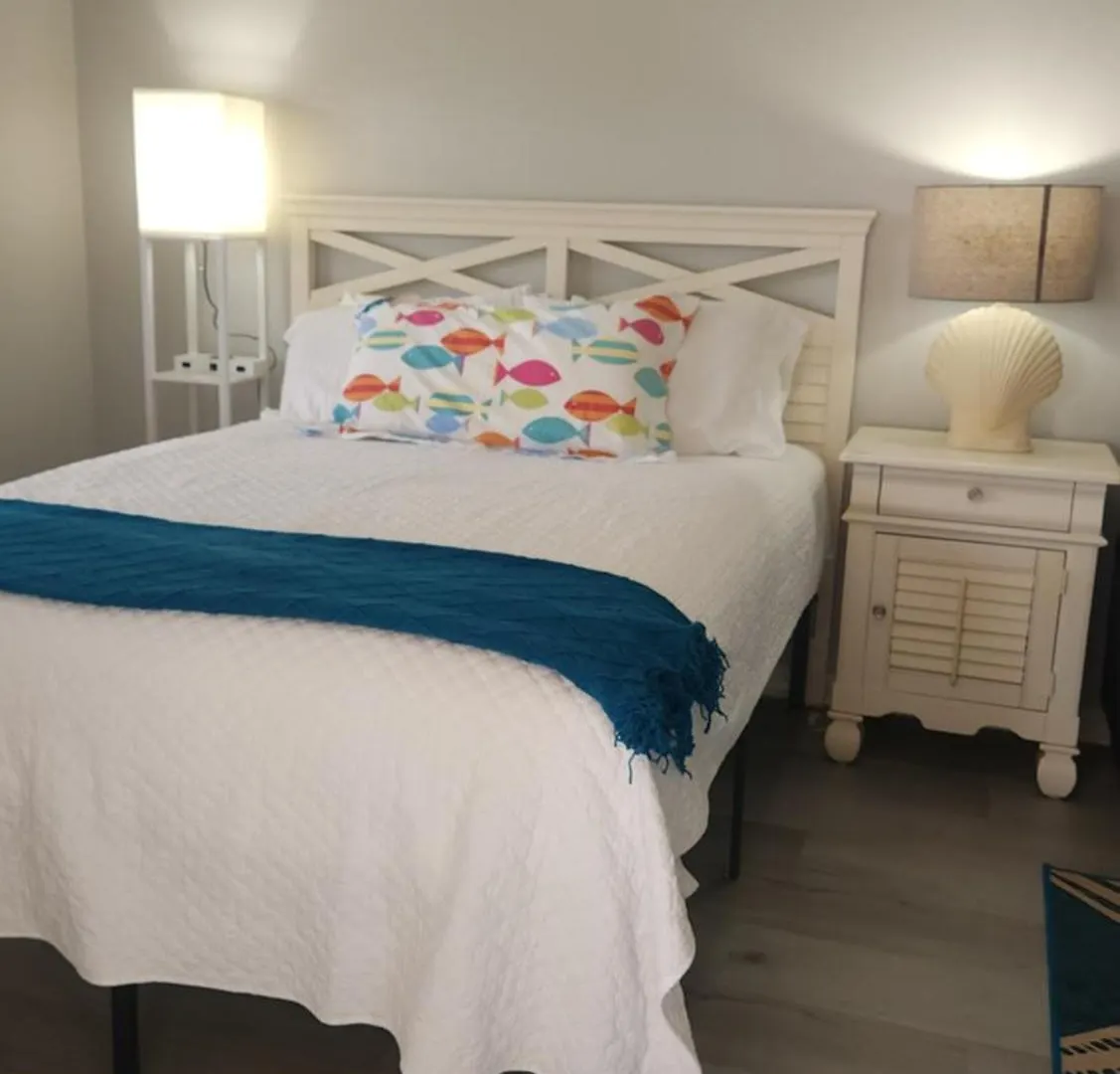 Queen Bed With Sitting Area At Img Bradenton Lejlighed