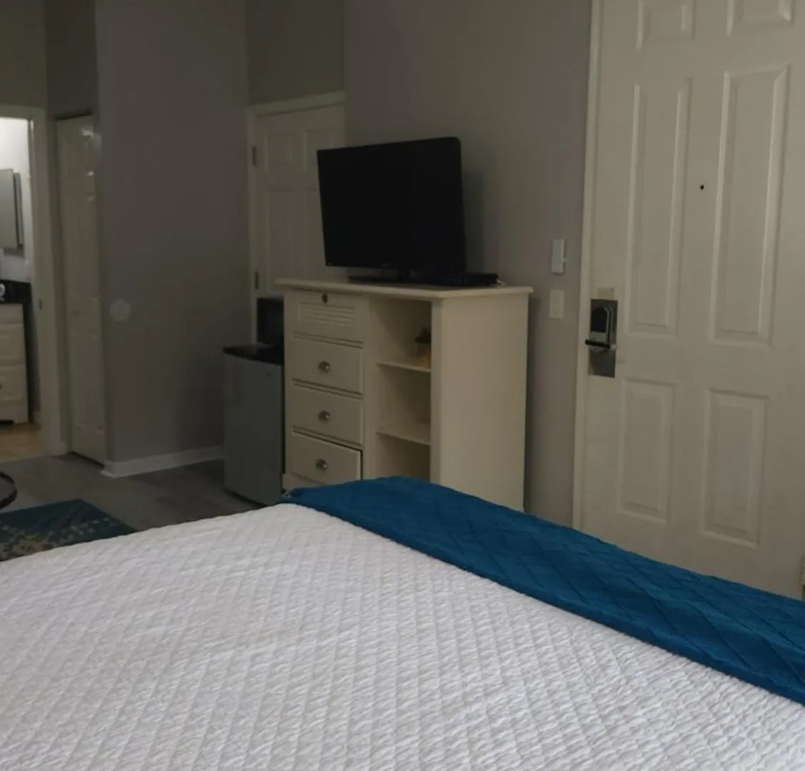 Queen Bed With Sitting Area At Img Bradenton
